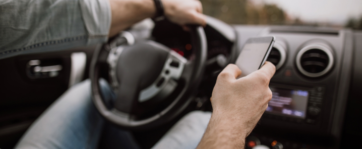 a man driving and texting civardi obiol